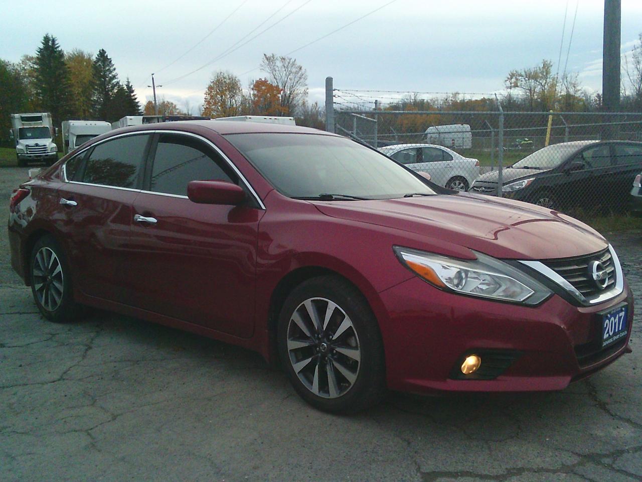 2017 Nissan Altima 4dr Sdn I4 CVT 2.5 SV + SUNROOF Photo2