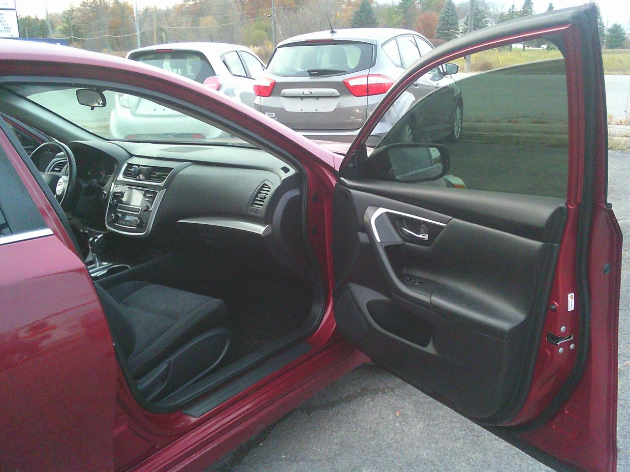 2017 Nissan Altima 4dr Sdn I4 CVT 2.5 SV + SUNROOF Photo