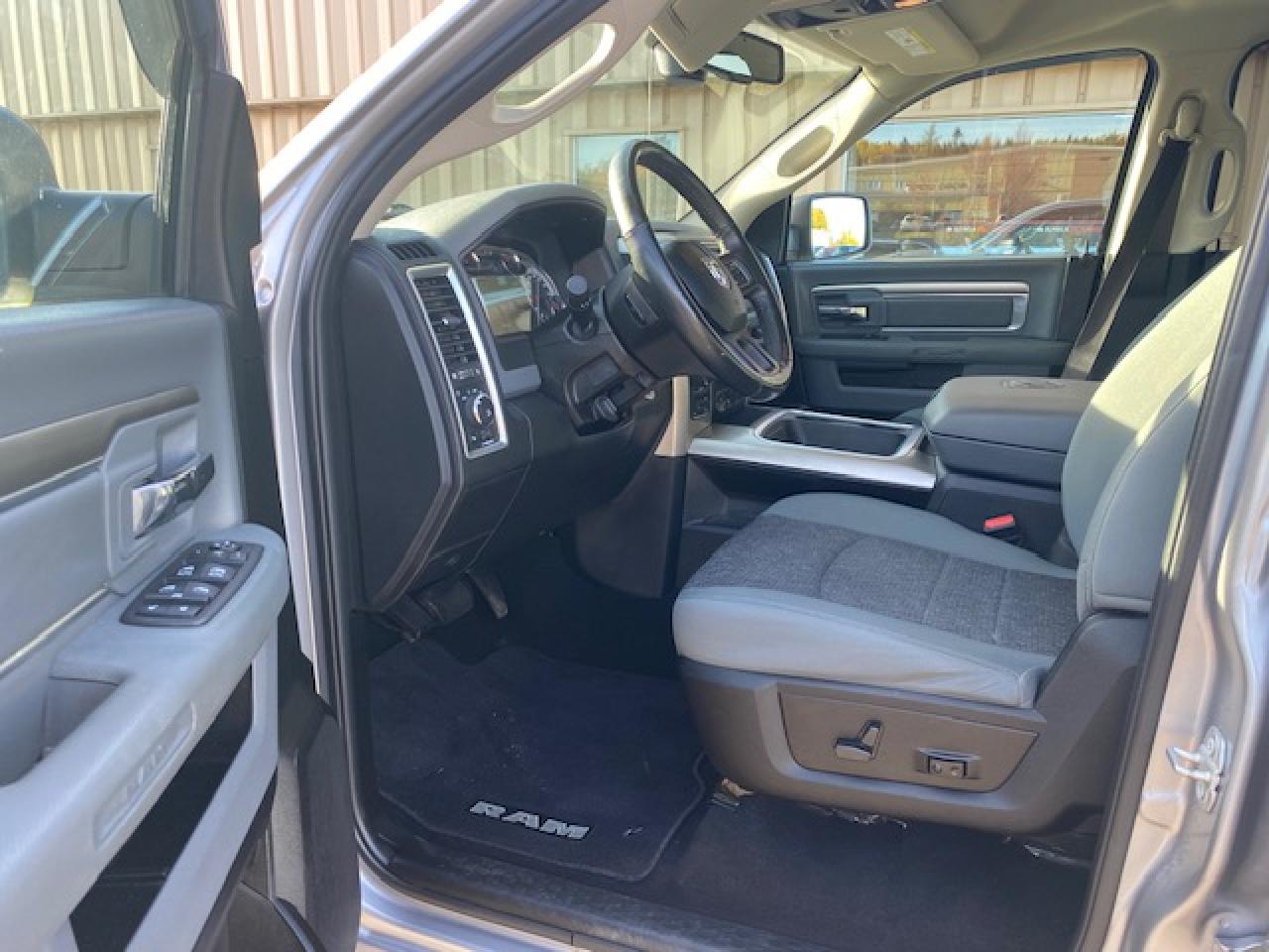 2019 RAM 1500 Classic WARLOCK 4X4 CREW CAB 5'7" BOX - Photo #7