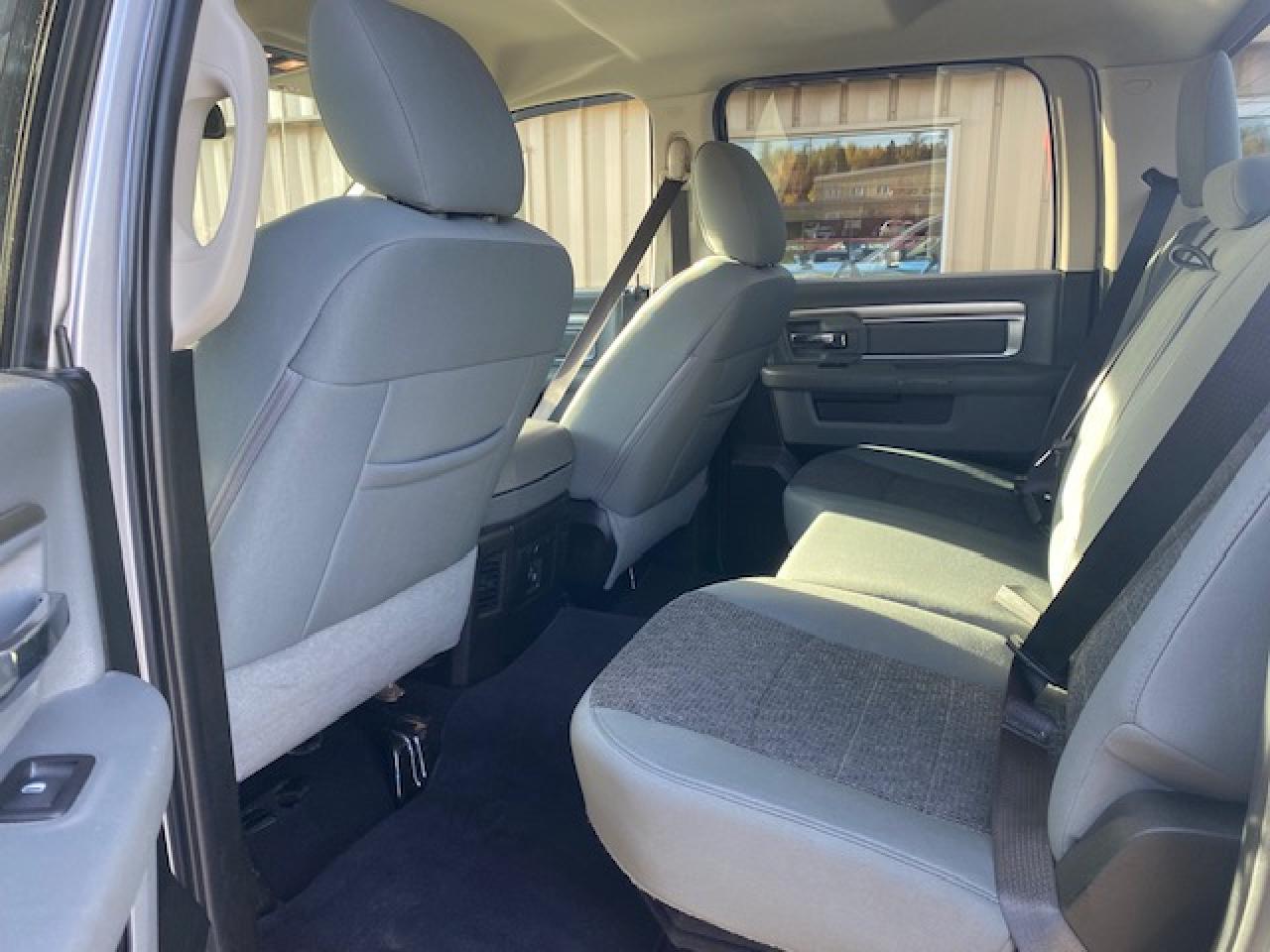 2019 RAM 1500 Classic WARLOCK 4X4 CREW CAB 5'7" BOX - Photo #6