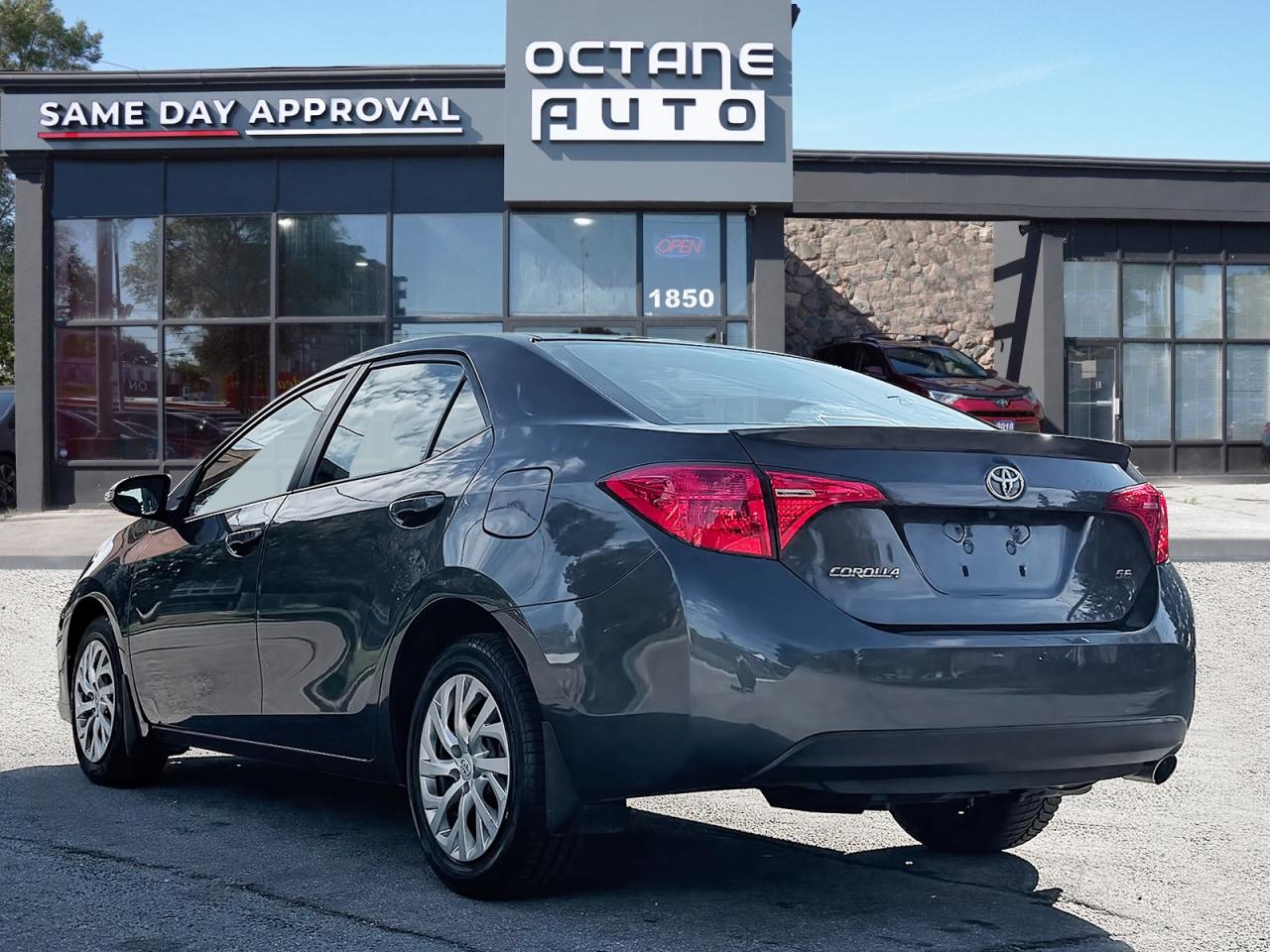 2017 Toyota Corolla SE Photo3