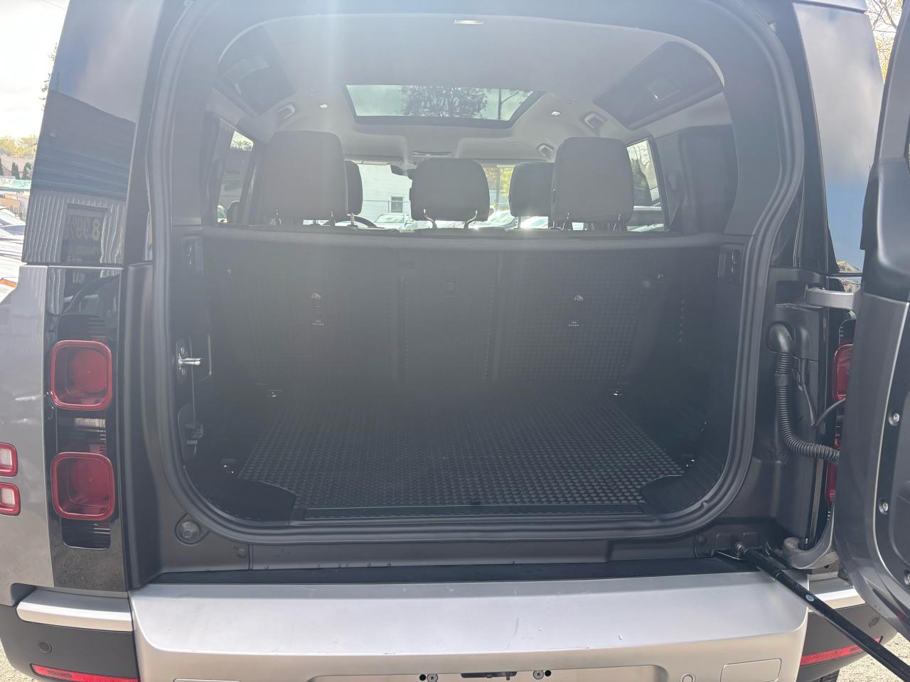 2024 Land Rover Defender S,110, P300. 4Cyl, Panoramic Roof, LED Headlights - Photo #7