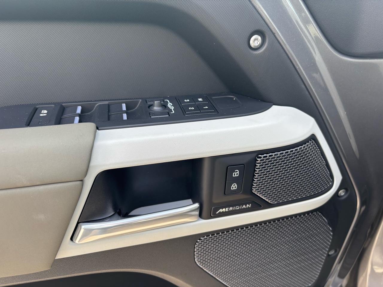 2024 Land Rover Defender S,110, P300. 4Cyl, Panoramic Roof, LED Headlights - Photo #10