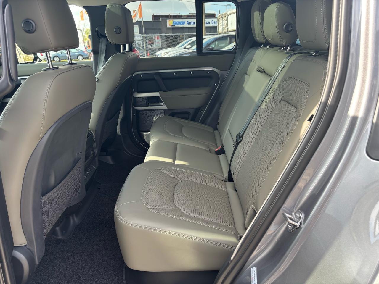 2024 Land Rover Defender S,110, P300. 4Cyl, Panoramic Roof, LED Headlights - Photo #8