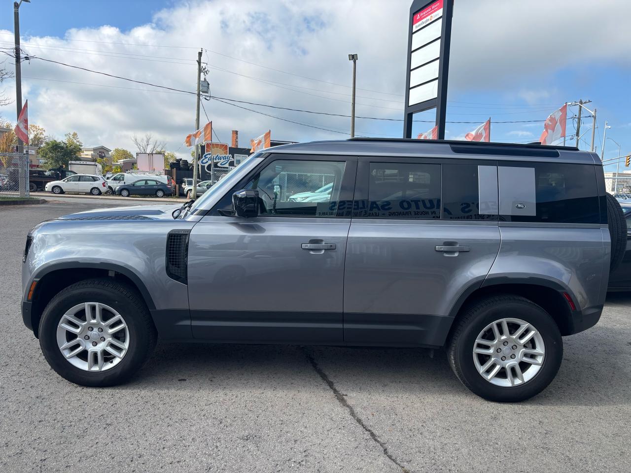 2024 Land Rover Defender S,110, P300. 4Cyl, Panoramic Roof, LED Headlights Photo3