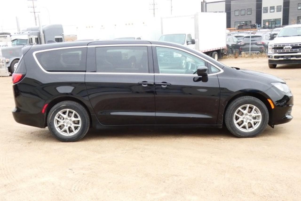 2024 Chrysler Grand Caravan SXT w/Htd cloth, BUC - Photo #5