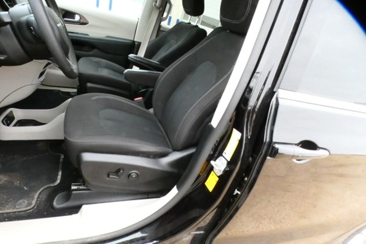 2024 Chrysler Grand Caravan SXT w/Htd cloth, BUC - Photo #12