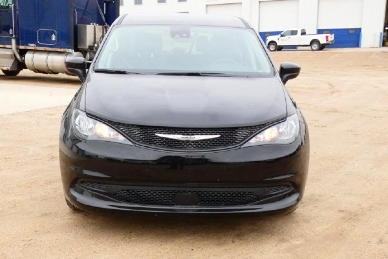 2024 Chrysler Grand Caravan SXT w/Htd cloth, BUC - Photo #3