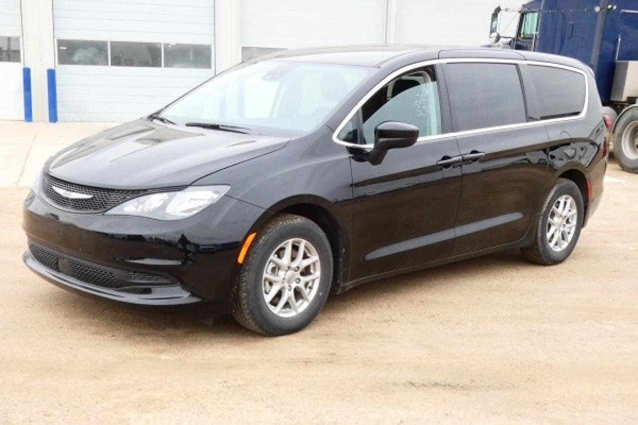 2024 Chrysler Grand Caravan SXT w/Htd cloth, BUC - Photo #2