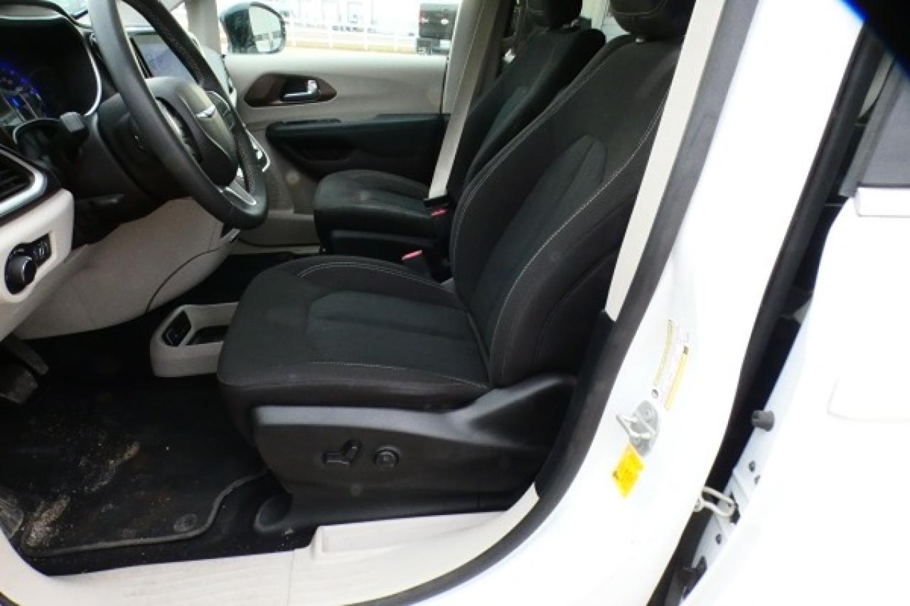 2024 Chrysler Grand Caravan SXT 2WD w/Htd cloth, NAV, BUC - Photo #12