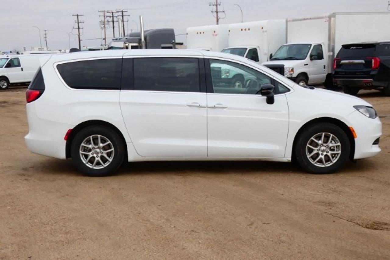 2024 Chrysler Grand Caravan SXT 2WD w/Htd cloth, NAV, BUC - Photo #5