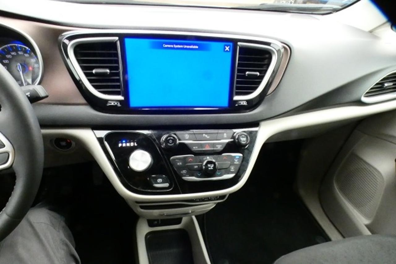 2024 Chrysler Grand Caravan SXT 2WD w/Htd cloth, NAV, BUC - Photo #16