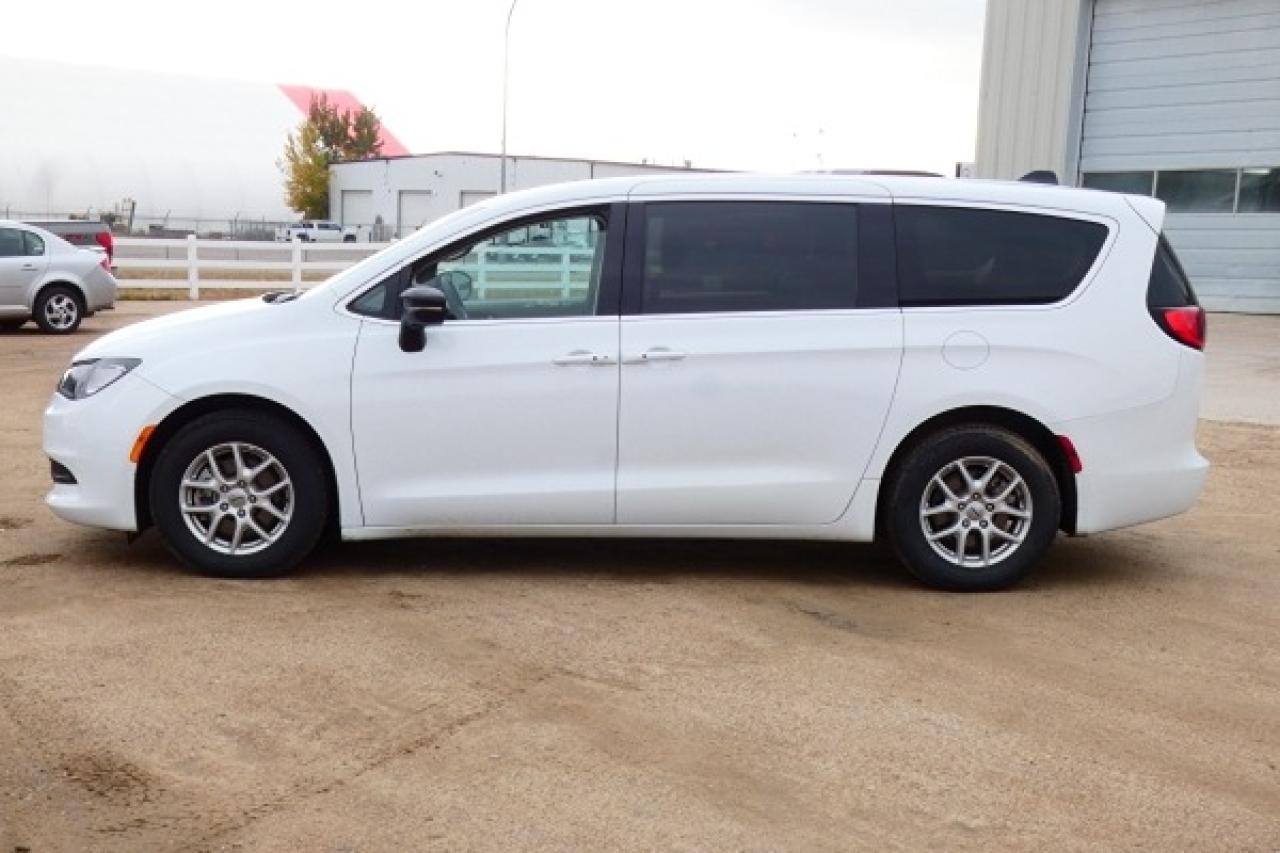 2024 Chrysler Grand Caravan SXT 2WD w/Htd cloth, NAV, BUC