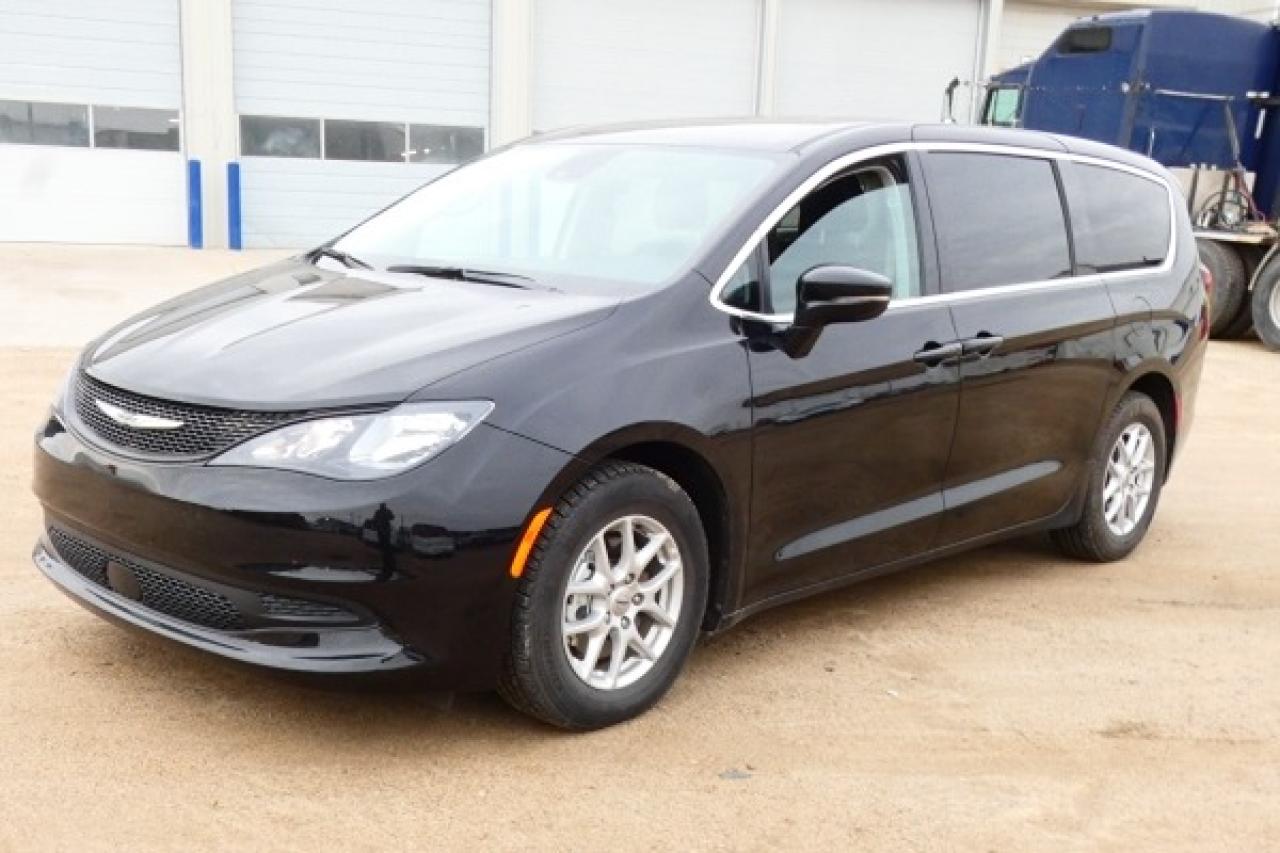 2024 Chrysler Grand Caravan SXT 2WD w/Htd cloth, NAV, BUC - Photo #2