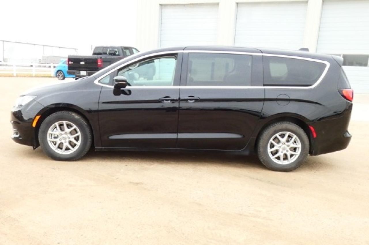2024 Chrysler Grand Caravan SXT 2WD w/Htd cloth, NAV, BUC - Photo #1