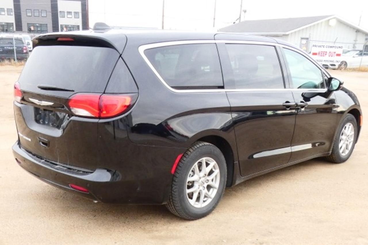 2024 Chrysler Grand Caravan SXT 2WD w/Htd cloth, NAV, BUC - Photo #6