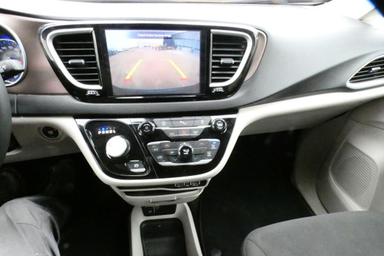 2024 Chrysler Grand Caravan SXT 2WD w/Htd cloth, NAV, BUC - Photo #17