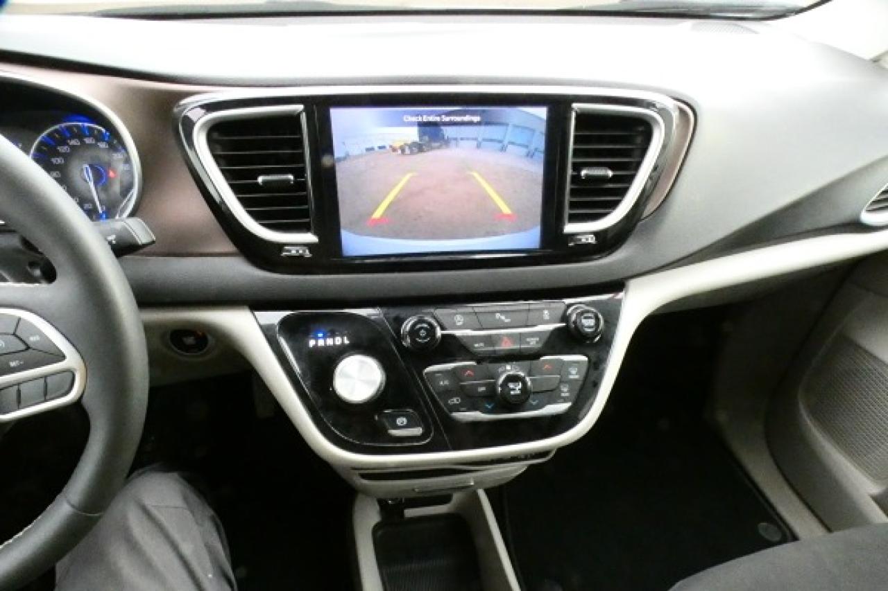 2024 Chrysler Grand Caravan SXT 2WD w/Htd cloth, NAV, BUC - Photo #16