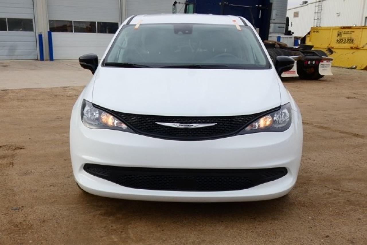 2024 Chrysler Grand Caravan SXT 2WD w/Htd cloth, NAV, BUC - Photo #3