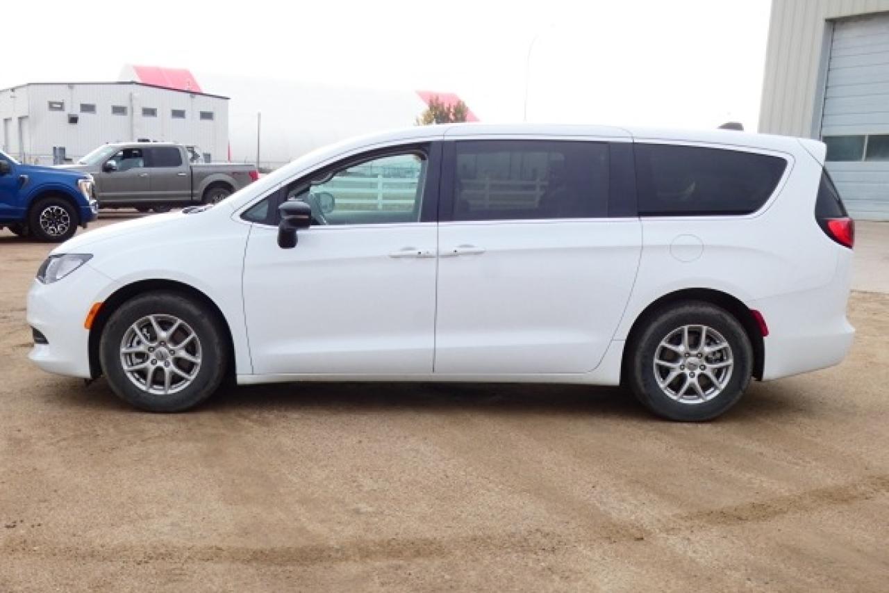 2024 Chrysler Grand Caravan SXT 2WD w/Htd cloth, NAV, BUC - Photo #1