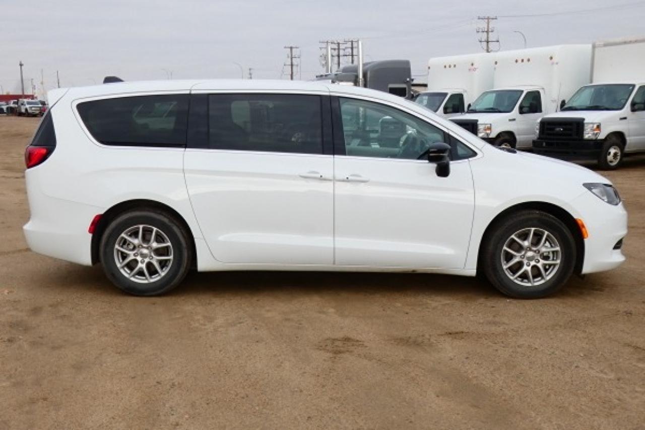 2024 Chrysler Grand Caravan SXT 2WD w/Htd cloth, NAV, BUC - Photo #5