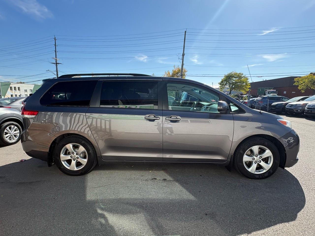 2014 Toyota Sienna LE Photo3