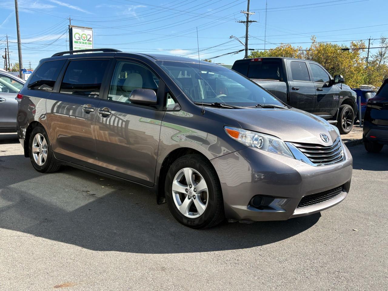 2014 Toyota Sienna LE Photo2