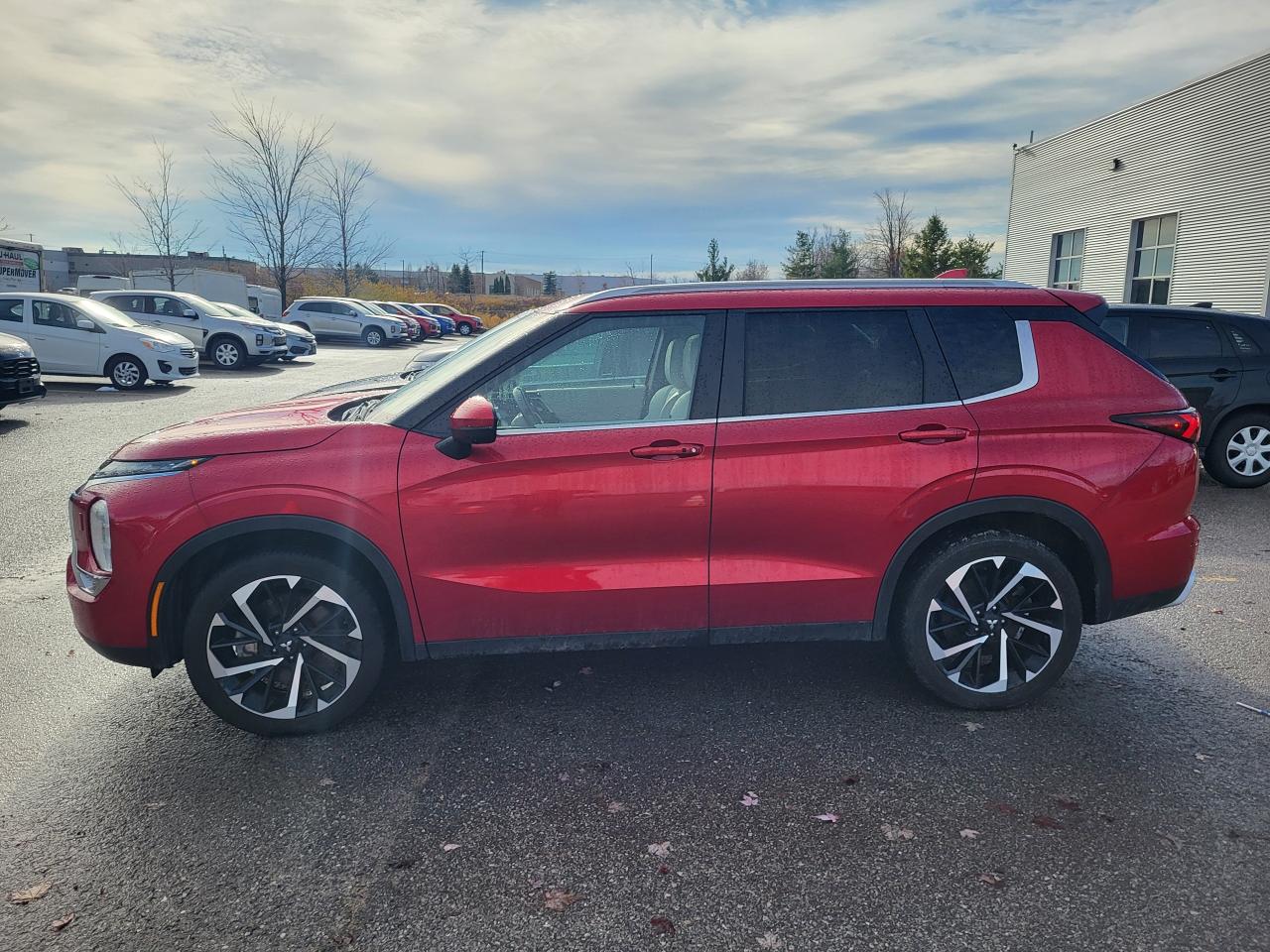 2024 Mitsubishi Outlander SEL Photo3