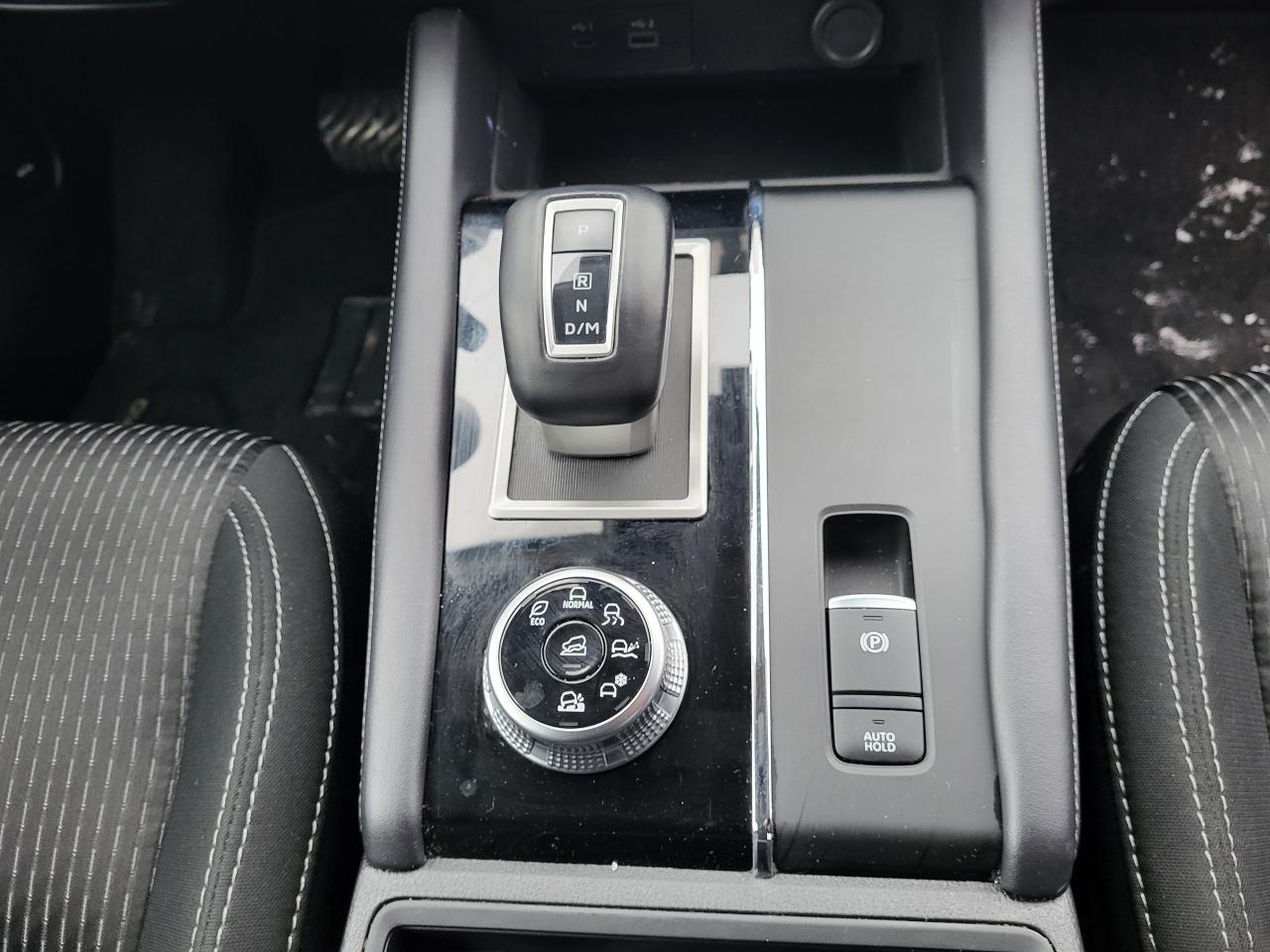 2024 Mitsubishi Outlander ES Photo