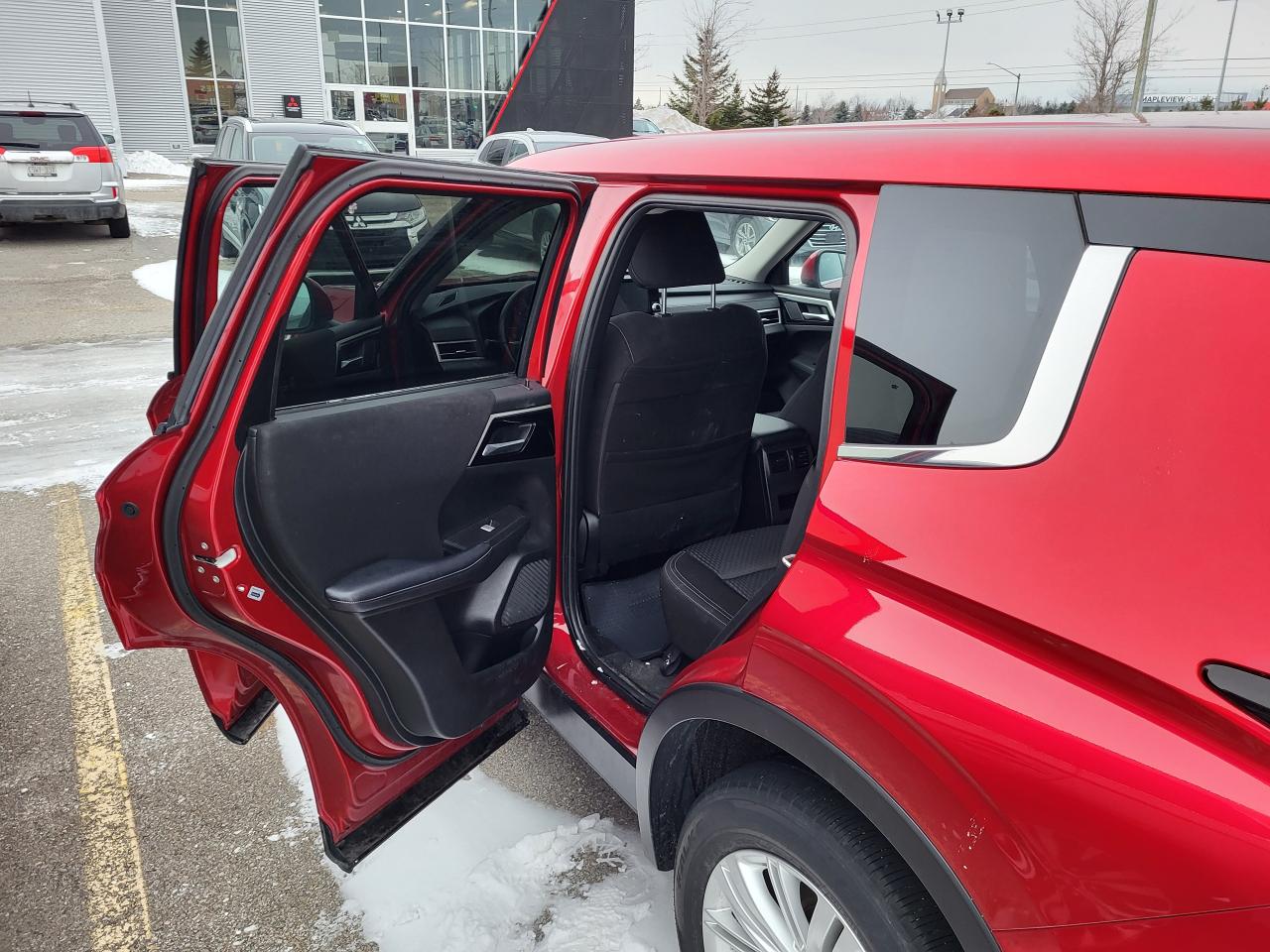 2024 Mitsubishi Outlander ES Photo