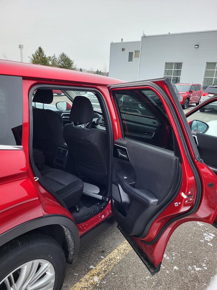 2024 Mitsubishi Outlander ES Photo