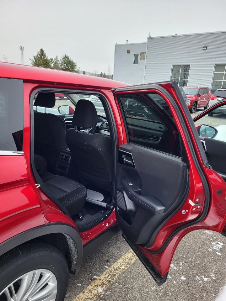 2024 Mitsubishi Outlander ES Photo4