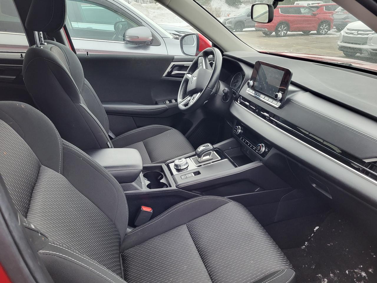 2024 Mitsubishi Outlander ES Photo