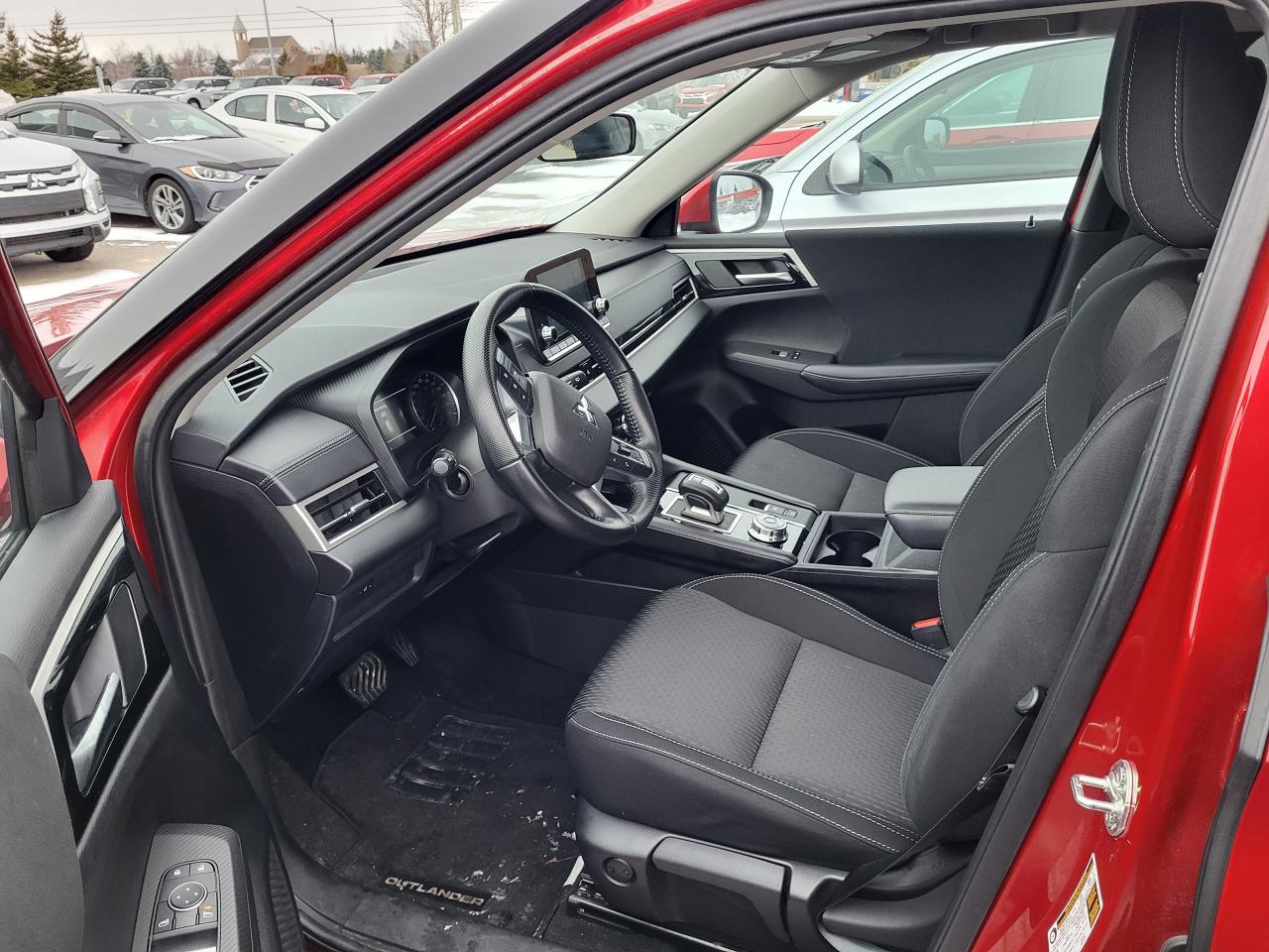 2024 Mitsubishi Outlander ES Photo