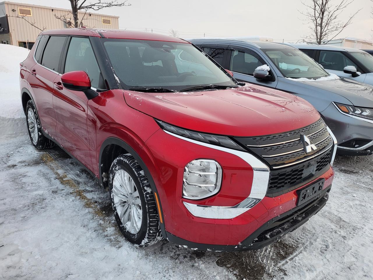 2024 Mitsubishi Outlander ES Photo2