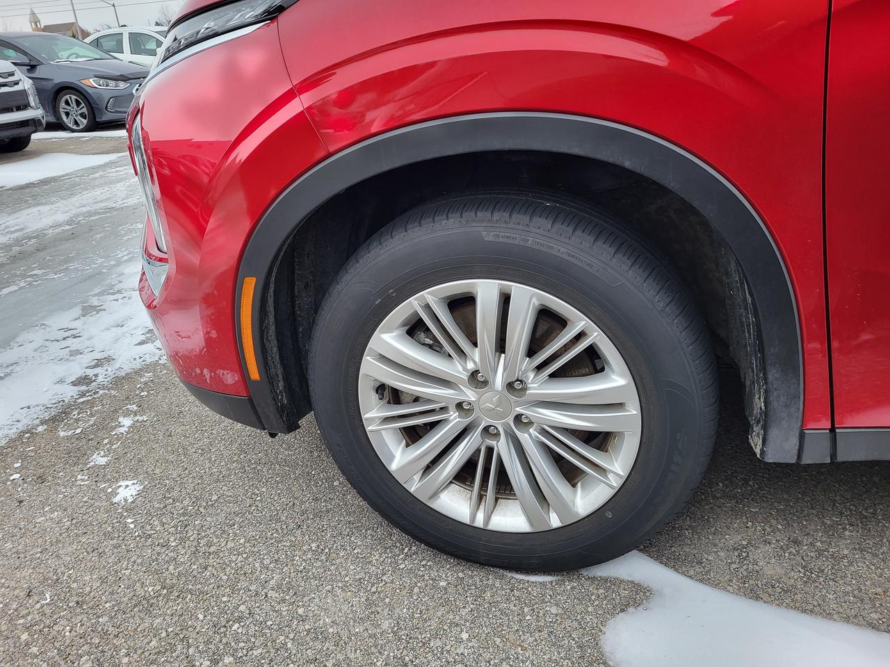 2024 Mitsubishi Outlander ES Photo