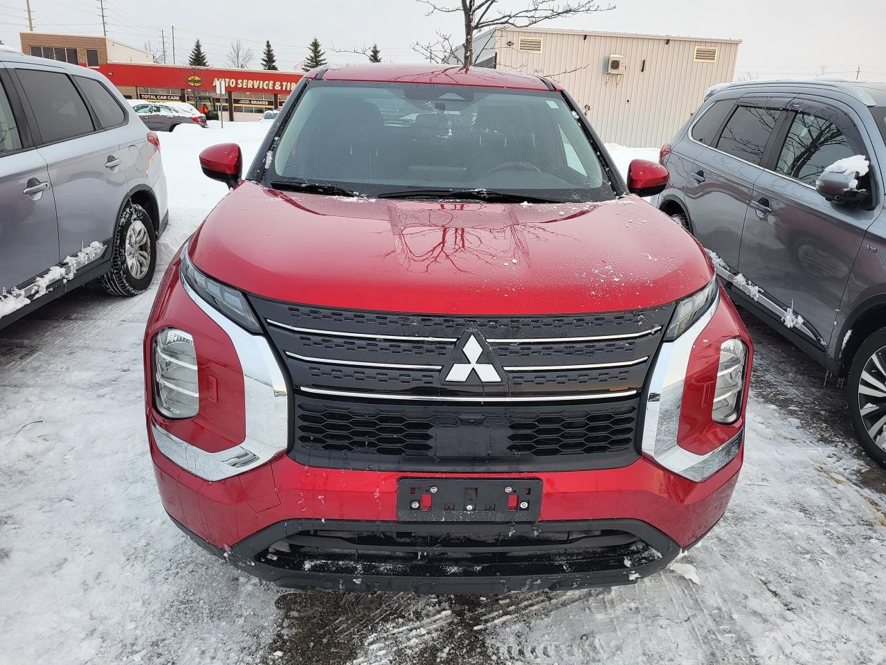 2024 Mitsubishi Outlander ES Photo