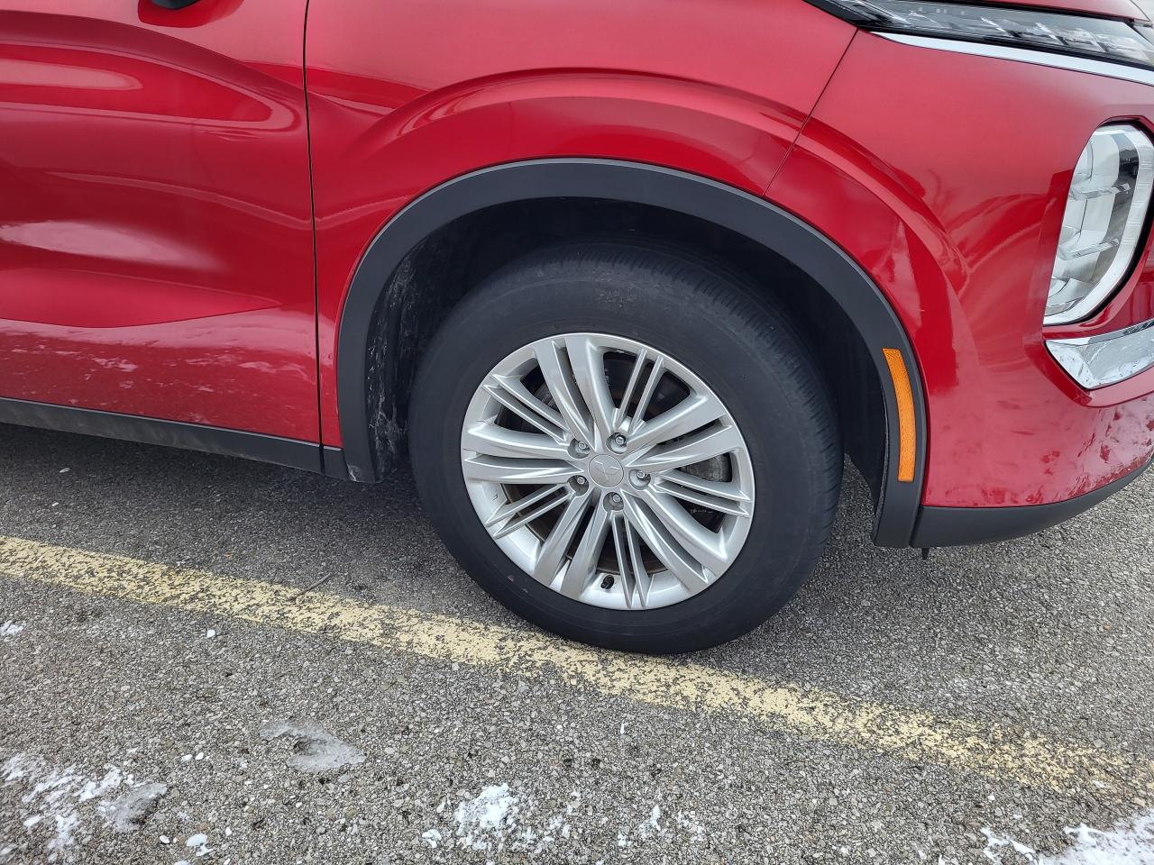 2024 Mitsubishi Outlander ES Photo