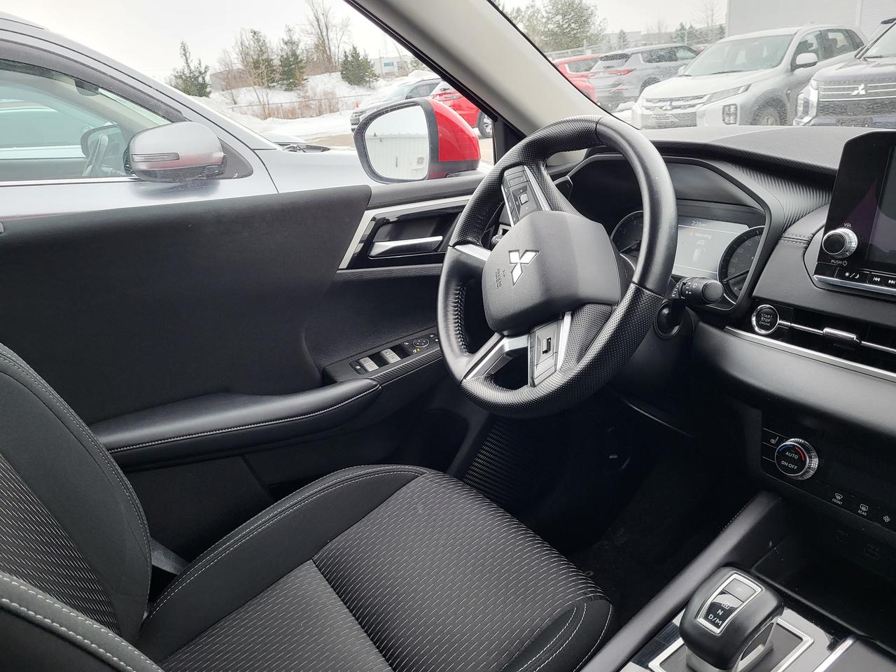 2024 Mitsubishi Outlander ES Photo