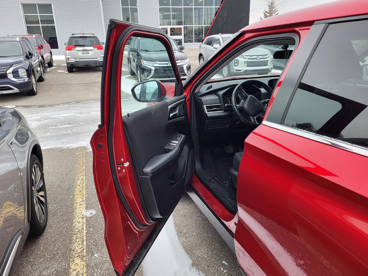 2024 Mitsubishi Outlander ES Photo