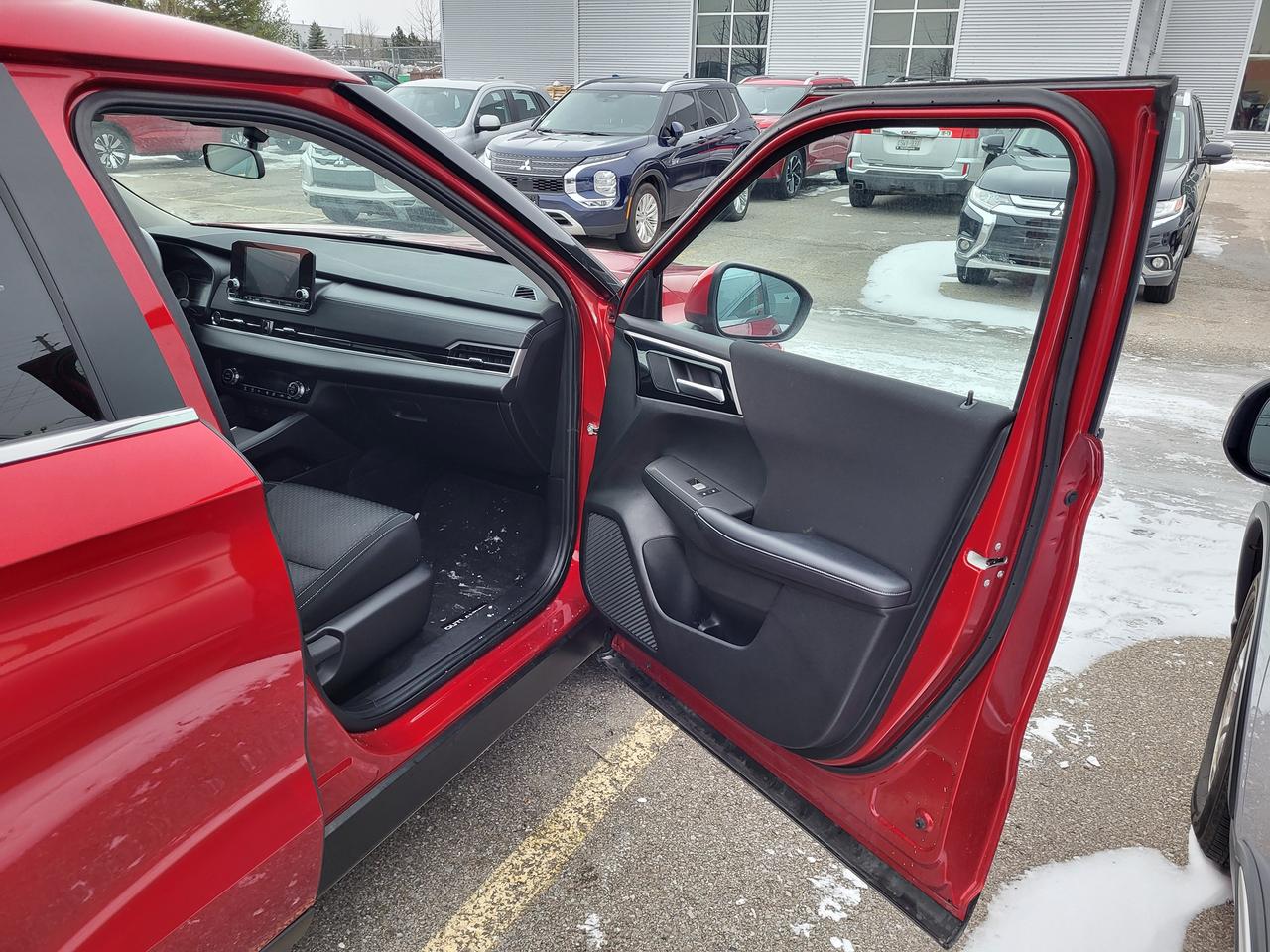 2024 Mitsubishi Outlander ES Photo
