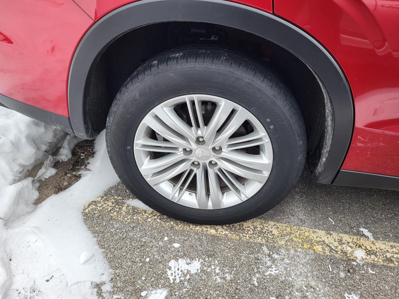 2024 Mitsubishi Outlander ES Photo