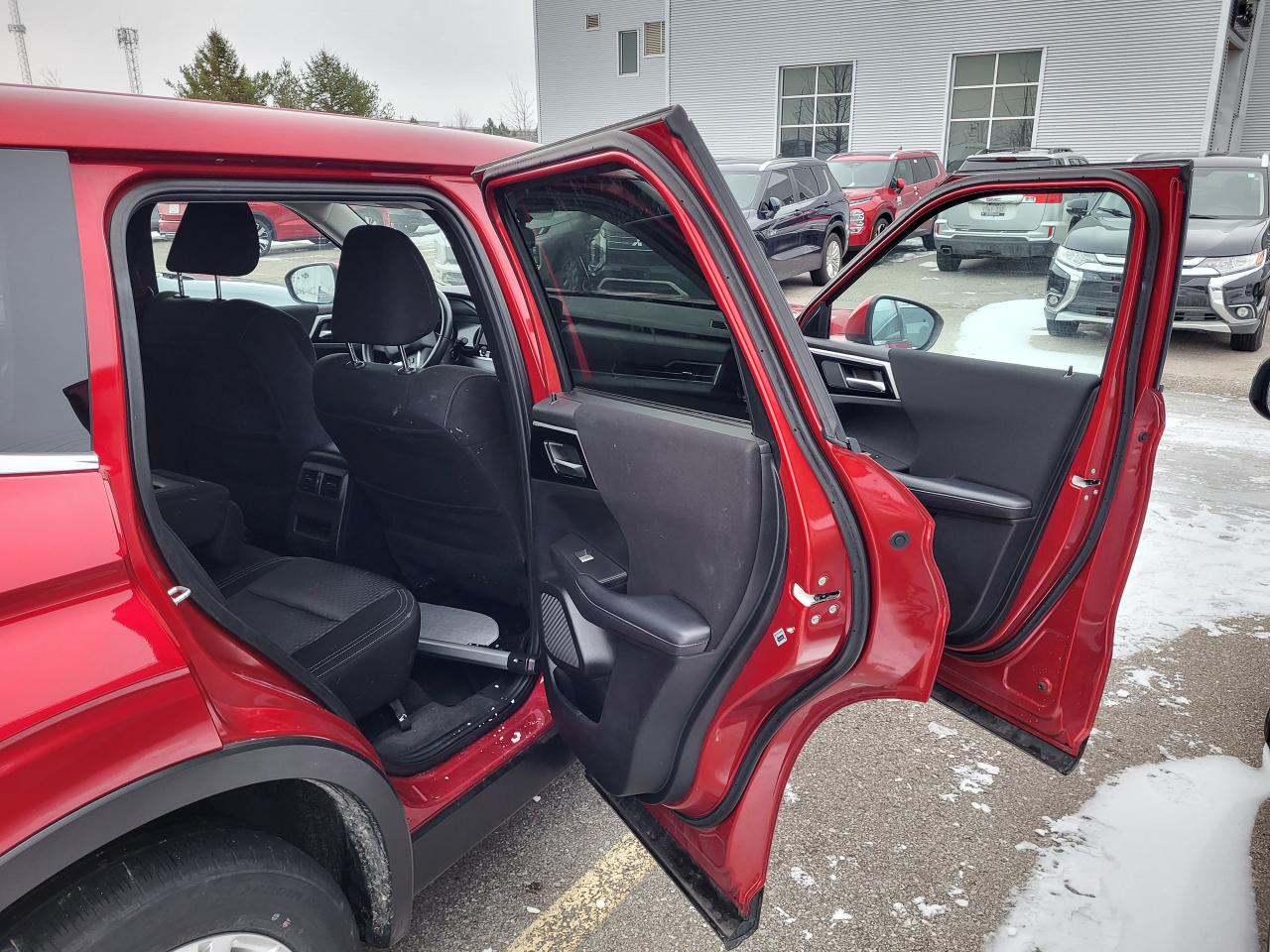 2024 Mitsubishi Outlander ES Photo