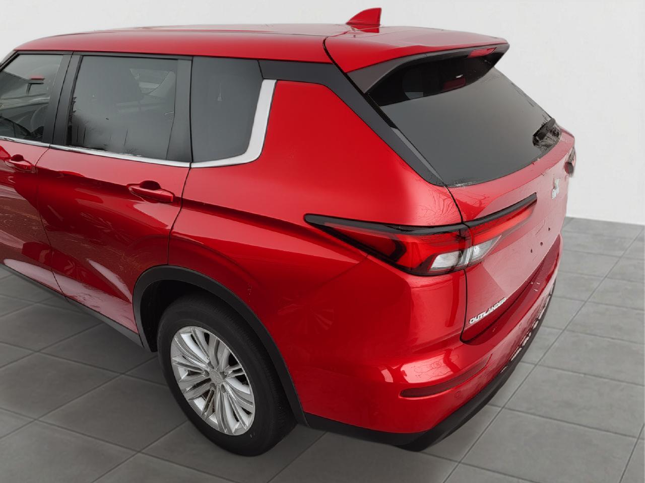 2024 Mitsubishi Outlander ES Photo4