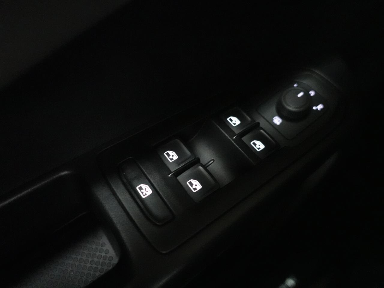 2022 Volkswagen Taos HIGHLINE | AWD | Nav | Leather | Pano roof | BSM Photo