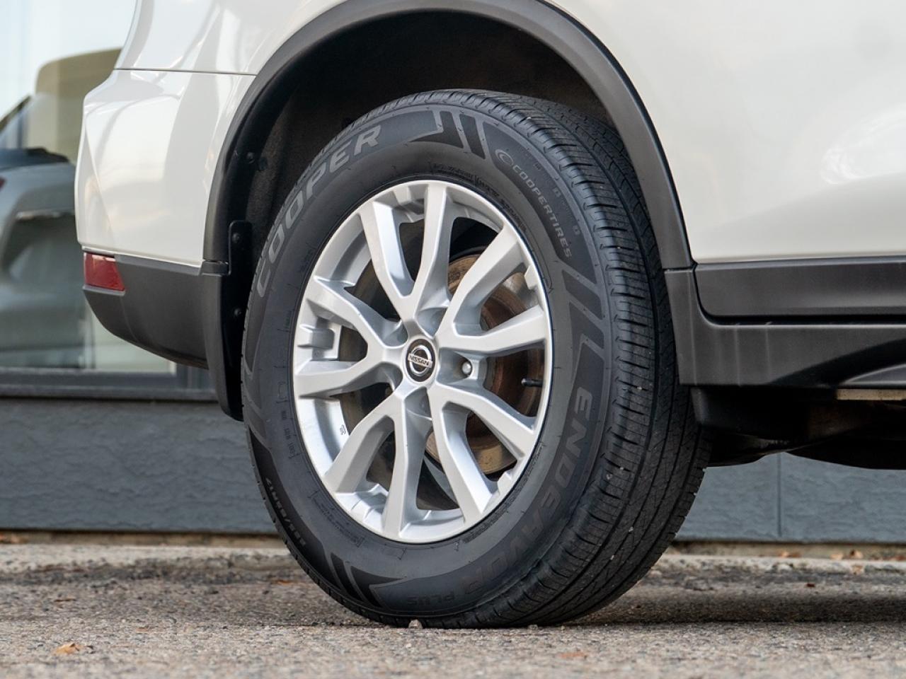 2018 Nissan Rogue SV AWD Photo3