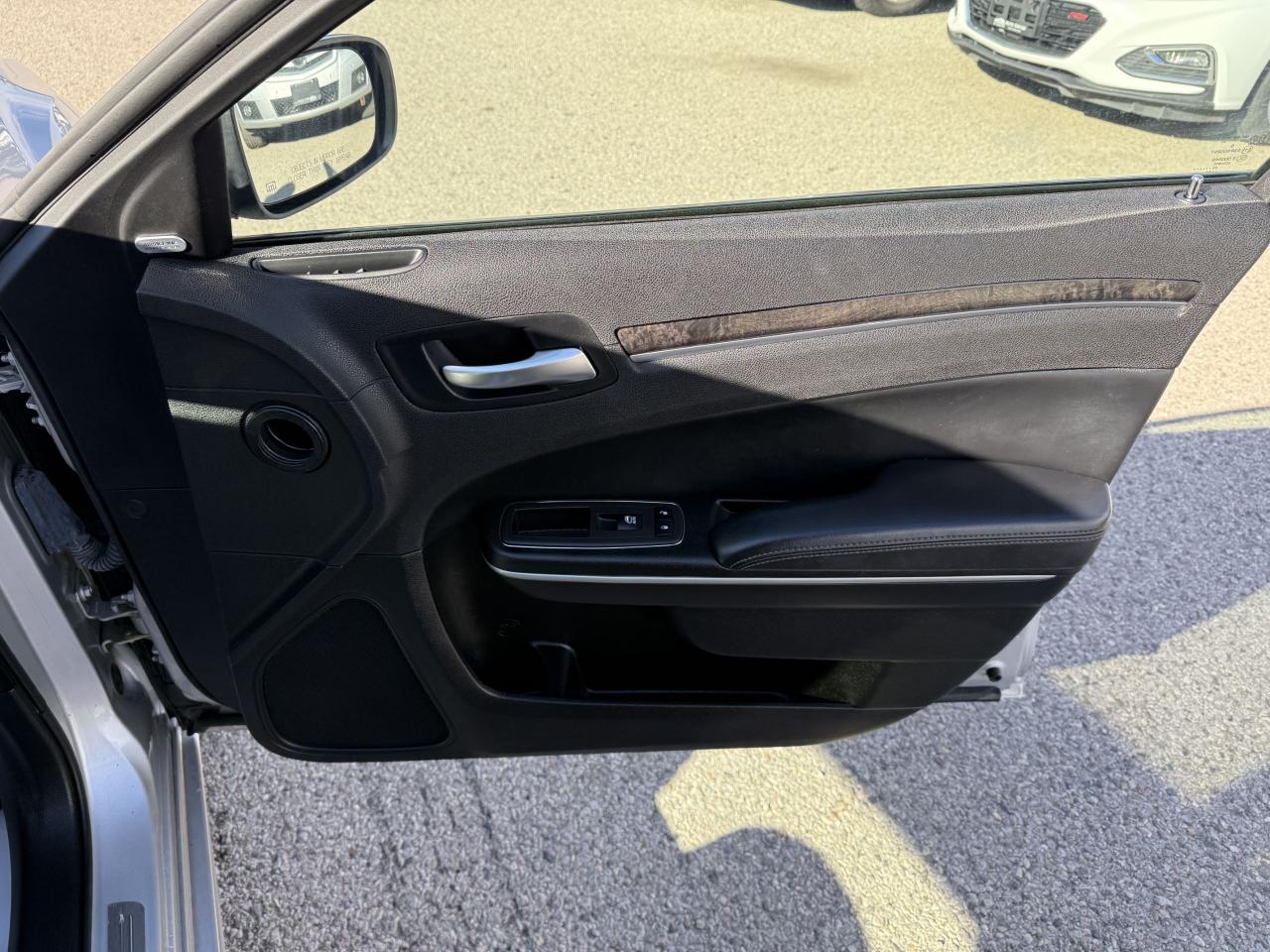 2023 Chrysler 300 300 Touring L AWD - Photo #7