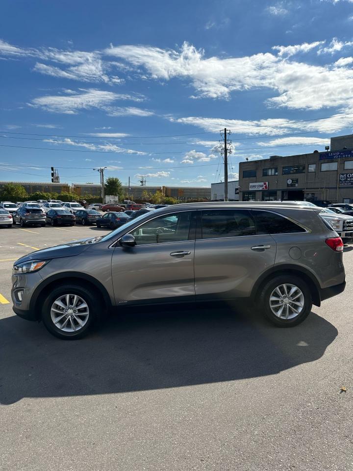 2017 Kia Sorento LX Photo2