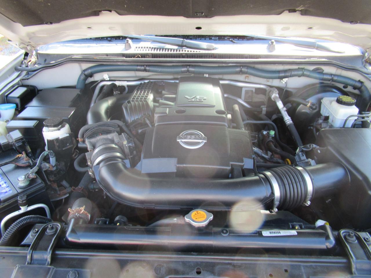 2010 Nissan Pathfinder S - Photo #4