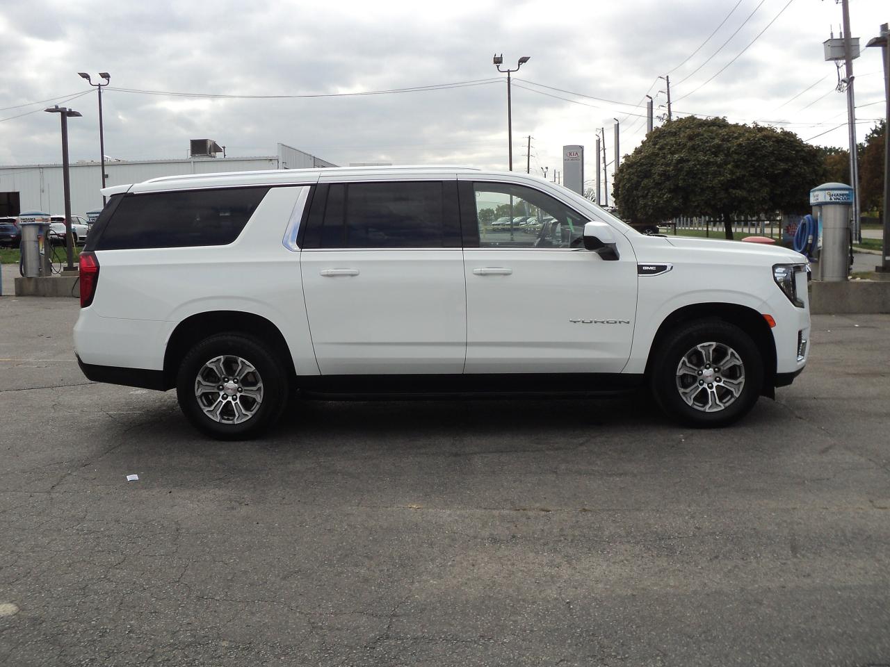 2023 GMC Yukon XL SLE 4WD5.3L8cyl 8Passenger DualPowerSeats&Climate - Photo #5